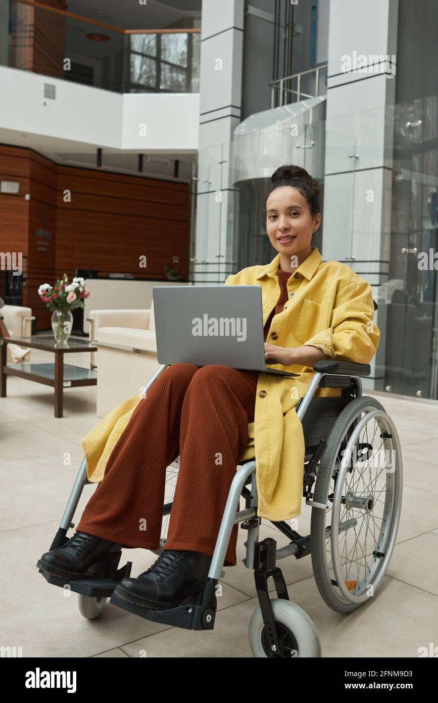 Porträt einer jungen behinderten Geschäftsfrau im Rollstuhl mit Laptop-Computer Stockfoto