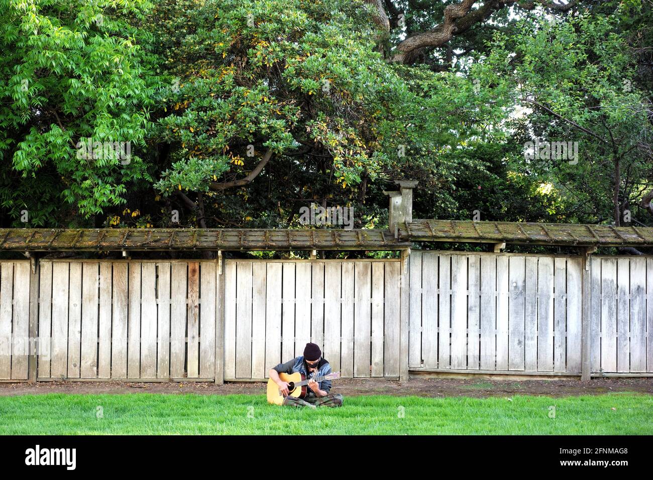 (210518) -- SAN MATEO, 18. Mai 2021 (Xinhua) -- EIN Mann mit Maske spielt Gitarre in einem Park in San Mateo, Kalifornien, USA, 17. Mai 2021. Kaliforniens Gesundheitsbeamte sagten am Montag, dass der bevölkerungsreichste Staat der Vereinigten Staaten vor dem 15. Juni nicht „die CDC-Richtlinien umsetzen würde, die es vollständig geimpften Menschen ermöglichen, in den meisten Situationen ohne Maske zu gehen“. Letzte Woche sagten die U.S. Centers for Disease Control and Prevention (CDC), dass es für vollständig geimpfte Menschen sicher sei, gesichtsbedeckungen und soziale Distanzierungen in den meisten Situationen zu überspringen, und viele Staaten haben ihre Maskenrequi aufgehoben Stockfoto