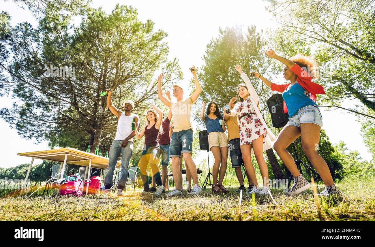 Multirassische Freunde, die Spaß am Grill pic nic Gartenparty - Freundschaft multikulturelle Konzept mit jungen glücklichen Menschen trinken und tanzen Stockfoto
