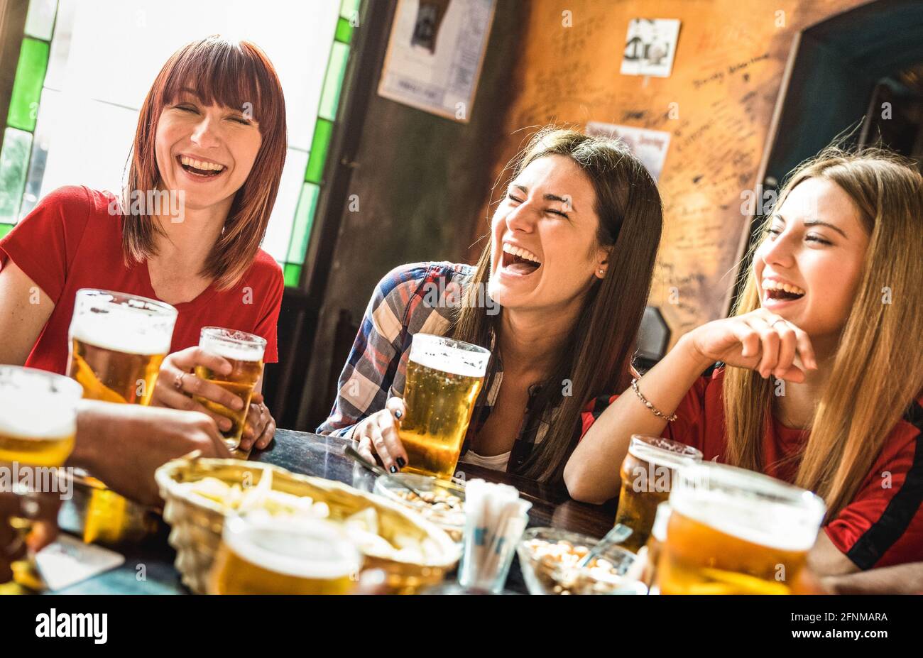 Glückliche Freundinnen Frauen Gruppe trinken Bier in der Brauerei Bar Restaurant - Freundschaftskonzept mit jungen Freundinnen, die Zeit genießen Stockfoto