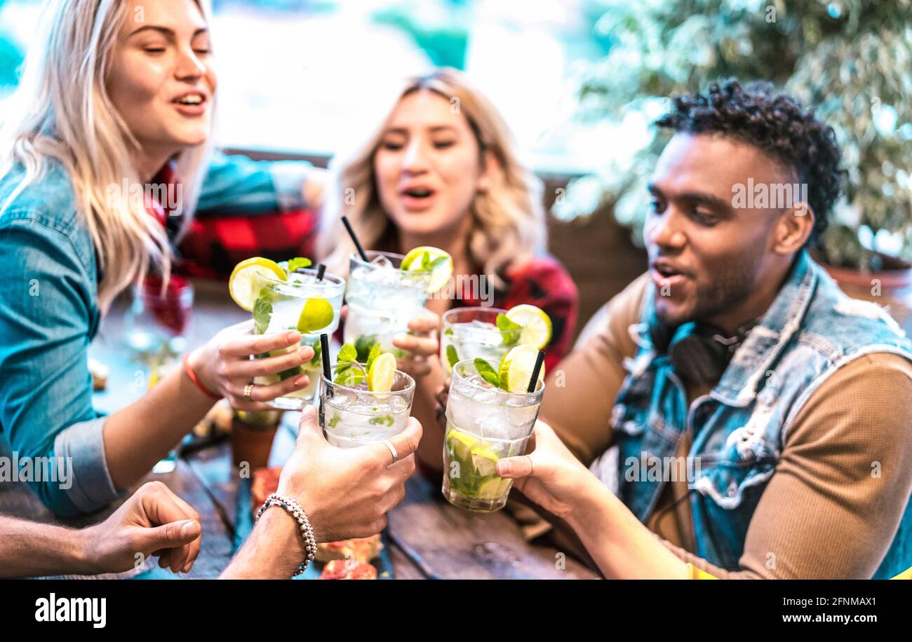 Die besten Freunde genießen Mojito-Drinks im Mode-Cocktailbar-Restaurant - Party Time Konzept mit jungen Menschen, die Spaß getrunken haben Trinken in der Happy Hour Stockfoto