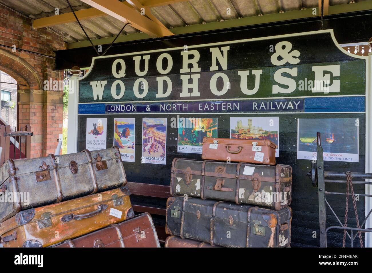 Auf dem Bahnsteig am Bahnhof Quorn & Woodhouse, mit Beschilderung und alten Koffern, Great Central Railway, Großbritannien Stockfoto