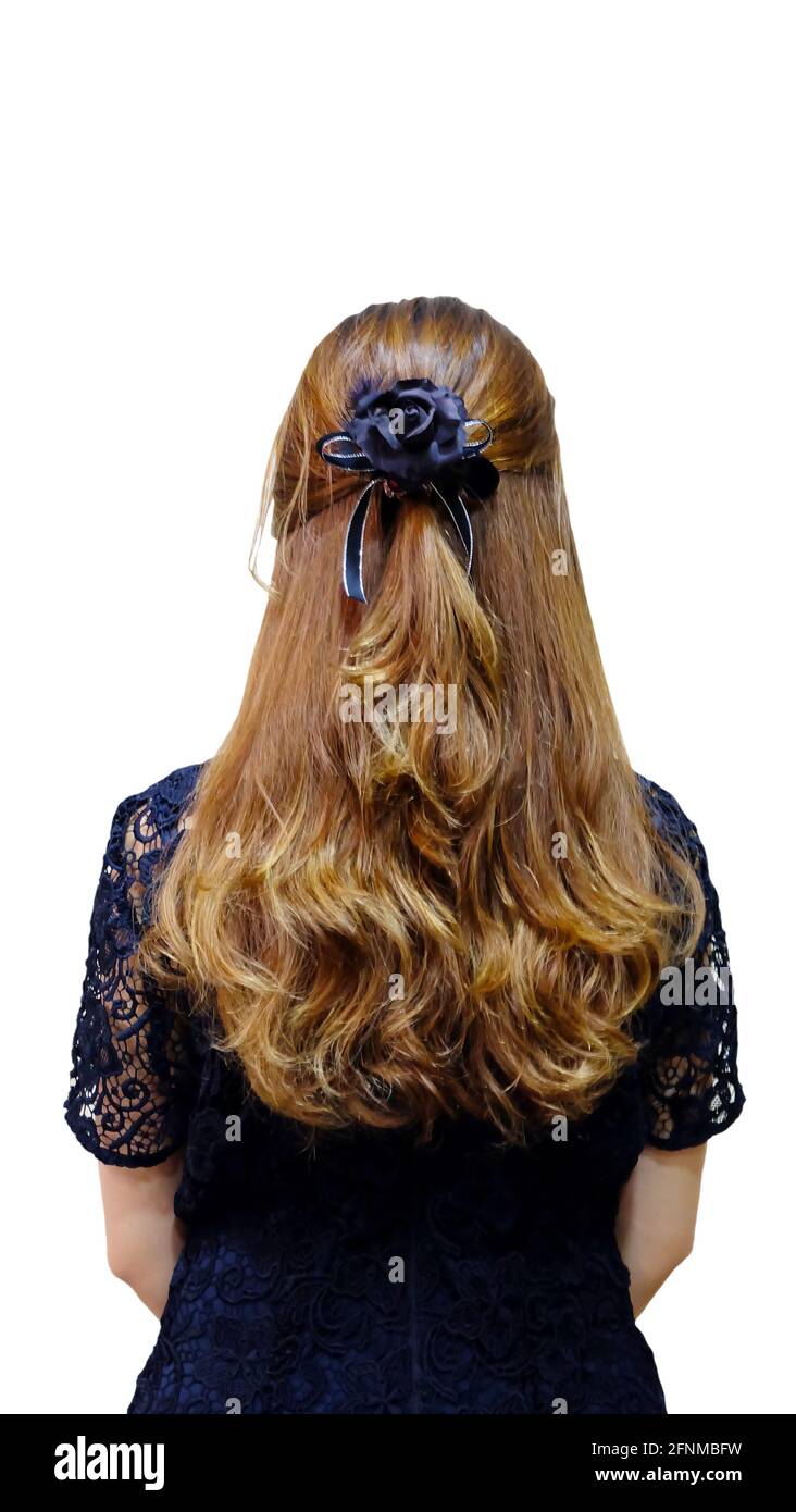 Rückansicht Aufnahme einer jungen Frau mit langen, brünetten Haaren mit lockigen Enden, Stockfoto