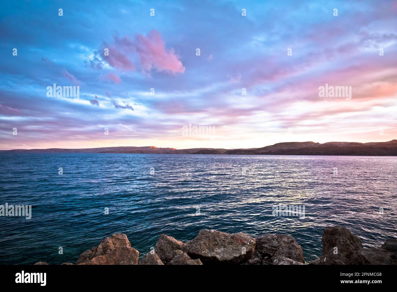 Meer und bunten Sonnenuntergang Himmel Blick, Landschaft der Adria in Kroatien Stockfoto