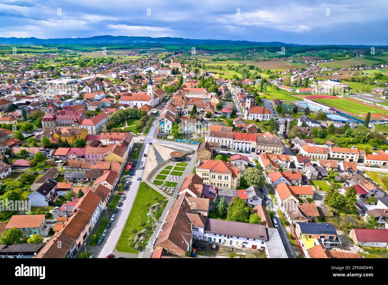 Bunte mittelalterliche Städtchen Krizevci Luftaufnahme, Prigorje Region von Kroatien Stockfoto