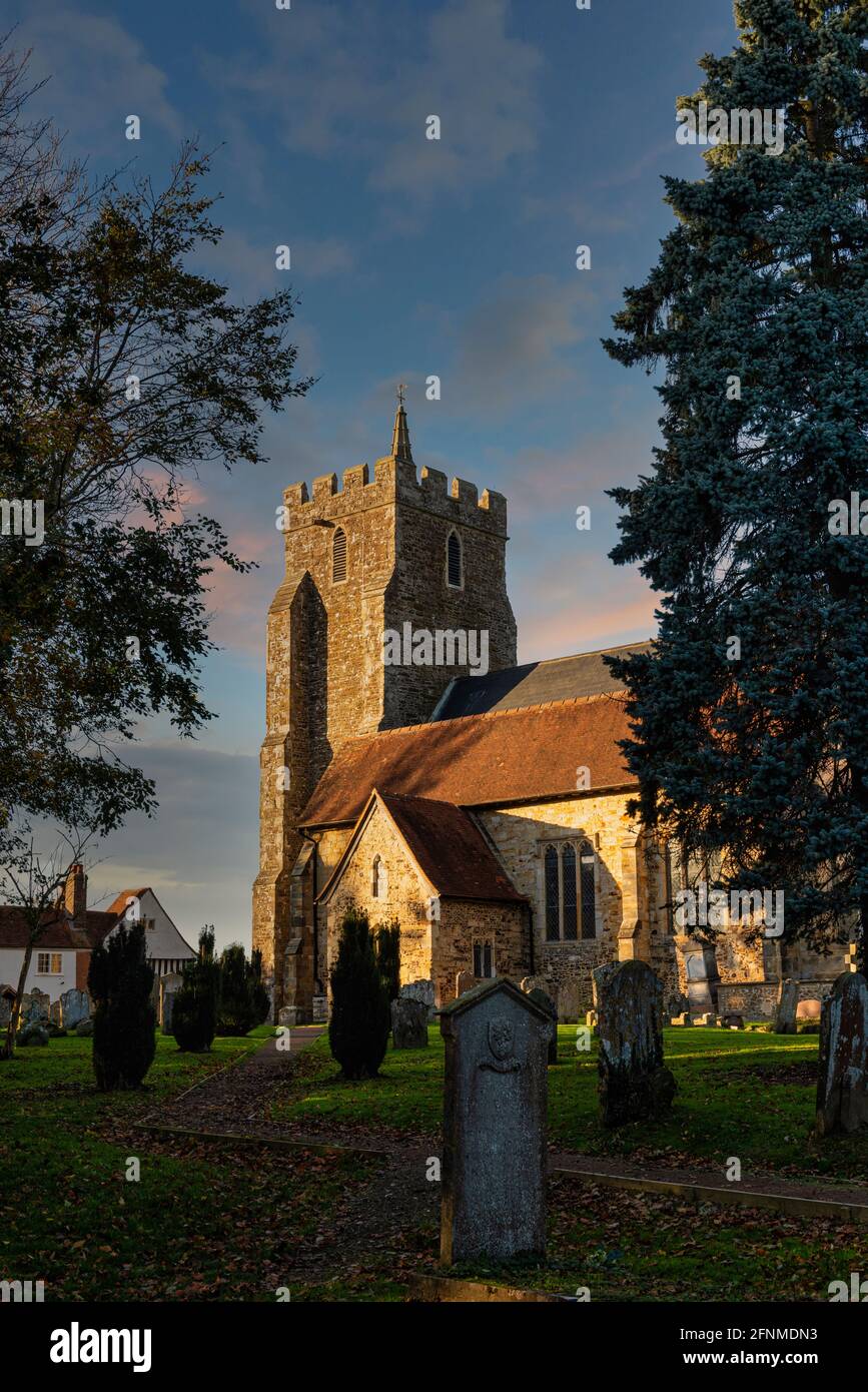 St. Mary the Virgin Church badete in Rolvenden, Kent, England, in Sonnenlicht Stockfoto