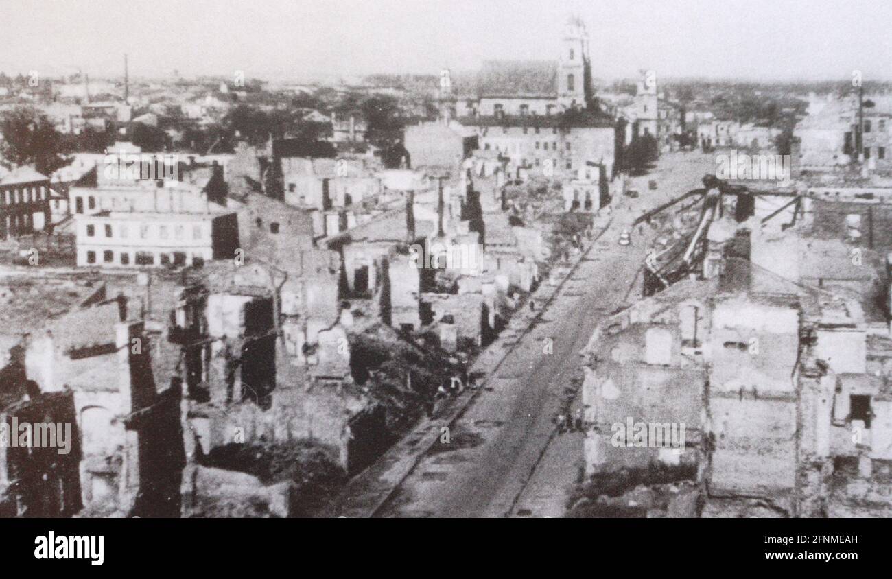 Das Panorama zerstörten Minsks in 1941. Stockfoto