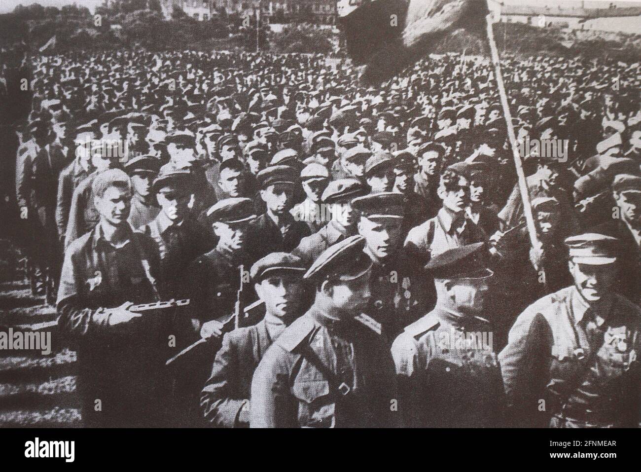 Kundgebung und Parade von Partisanenformationen im befreiten Minsk am 16. Juli 1944. Stockfoto