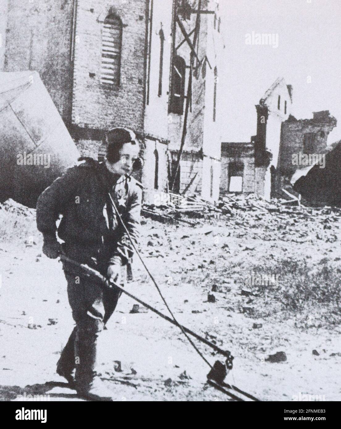 Sowjetischer Sapper auf einer der Straßen von Vitebsk im Jahr 1944. Stockfoto