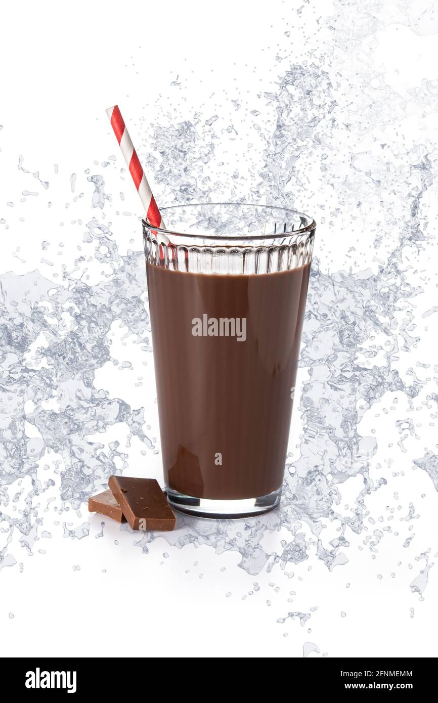 Schokoladenmilchshake, der in Glas spritzt, isoliert auf weißem Hintergrund Stockfoto