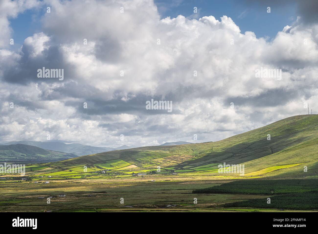 Blick von den Kerry Cliffs auf die umliegenden Hügel mit grünen Feldern, Weiden und Bauernhöfen, die Halbinsel Iveragh, Portmagee, Ring of Kerry, Irland Stockfoto