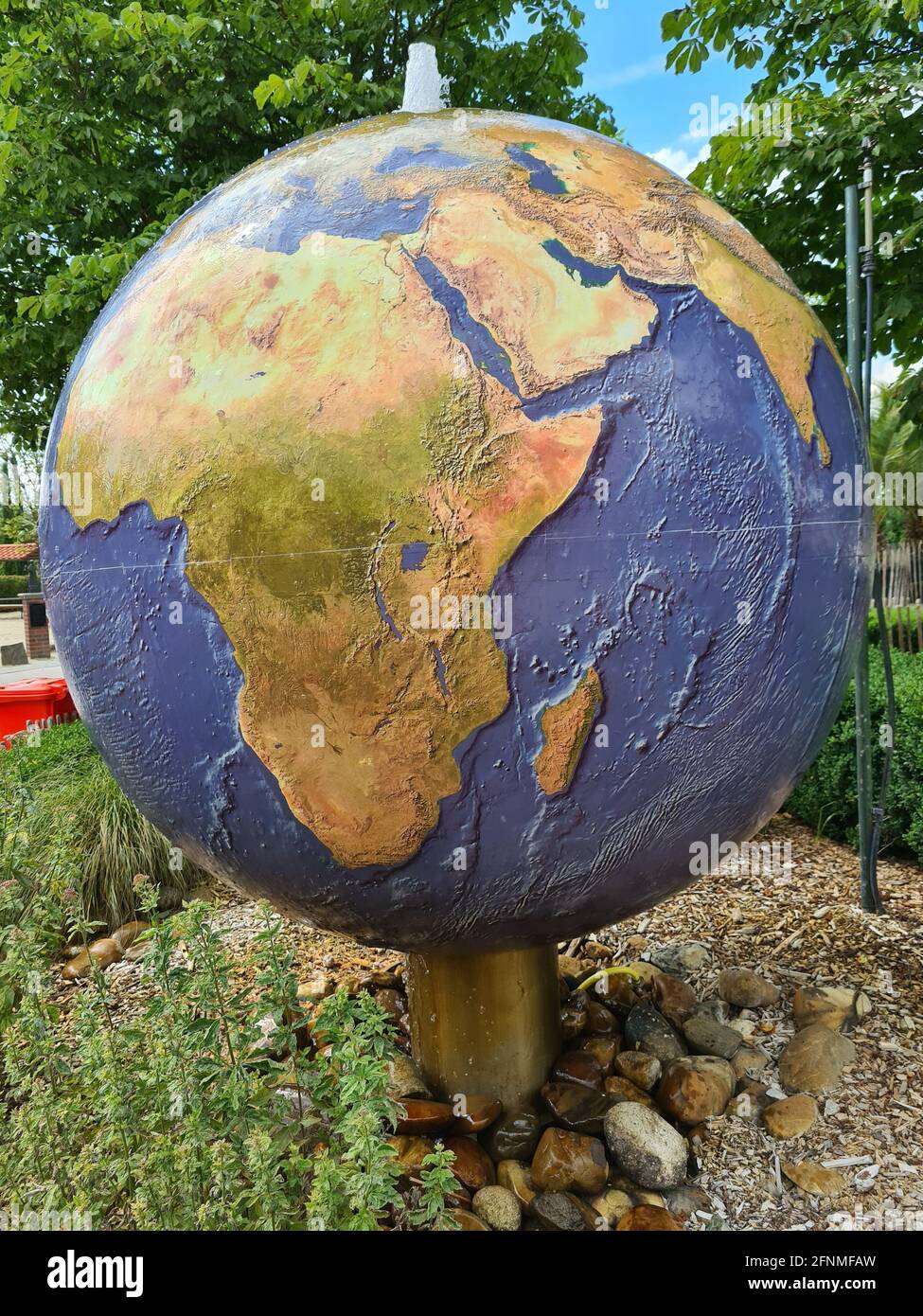 Trinkwasser und Waschen Wasserhähne oder Brunnen mit der Erde Globus auf  der Oberseite Stockfotografie - Alamy