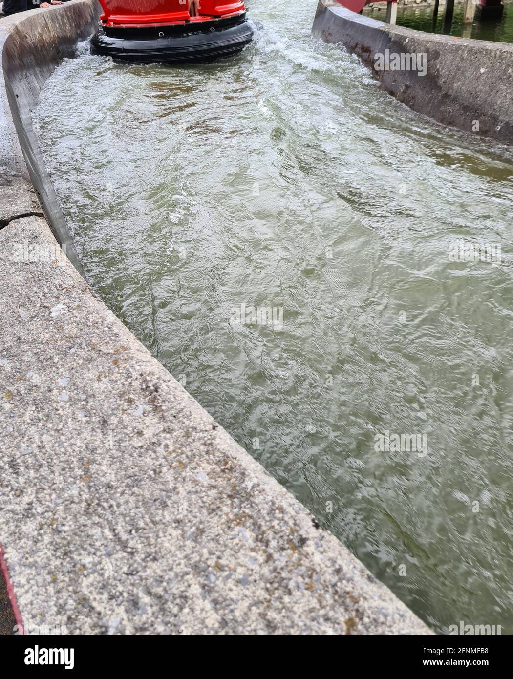 Aufregende Fahrt auf dem tobenden Fluss eines wilden Wassers Fahren Stockfoto