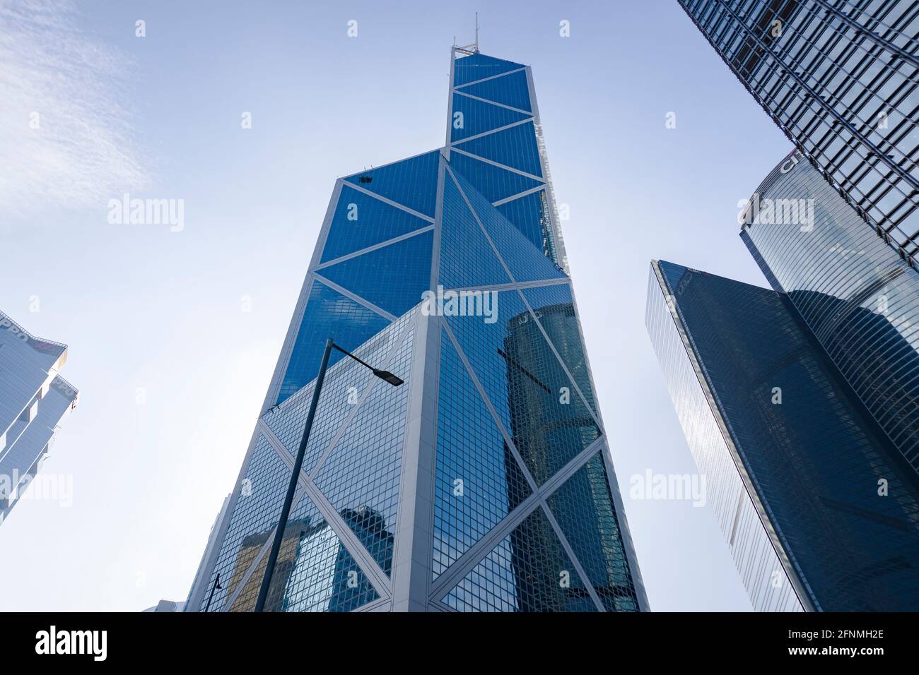 Bank of China Tower in Central, Hongkong. Das Gebäude besteht aus dreieckigen Rahmen, die von Glasvorhängen bedeckt sind. Low-Angle-Ansicht Stockfoto