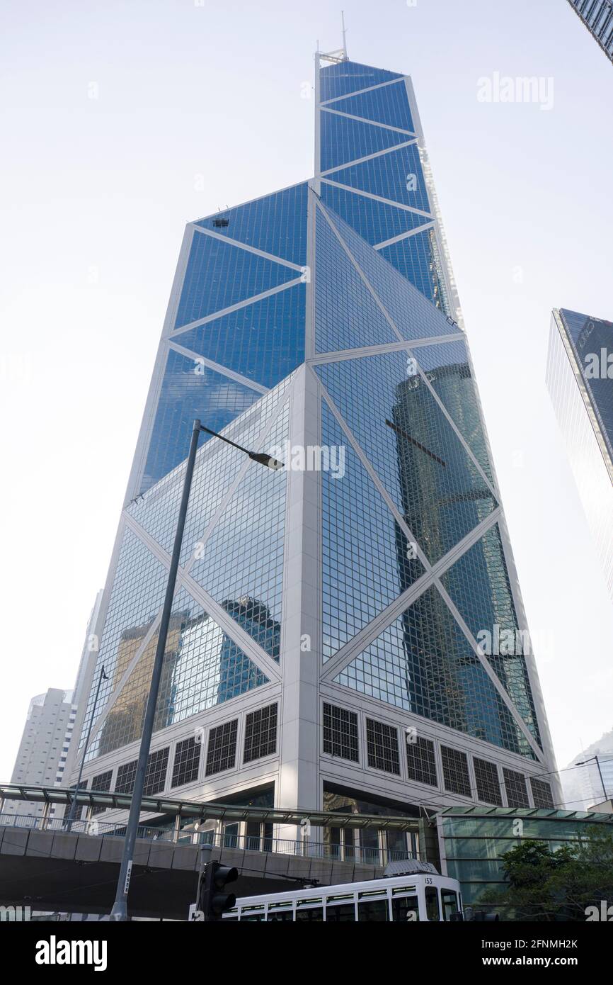 Bank of China Tower in Central, Hongkong. Das Gebäude besteht aus dreieckigen Rahmen, die von Glasvorhängen bedeckt sind. Low-Angle-Ansicht Stockfoto