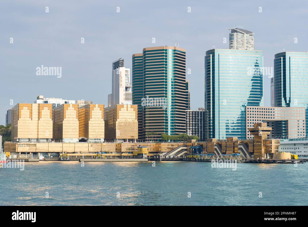 China Hong Kong City und China Ferry Terminal. Die Golden Coloured Commercial Buildings befinden sich in Tsim Sha Tsui, Kowloon, Hongkong Stockfoto