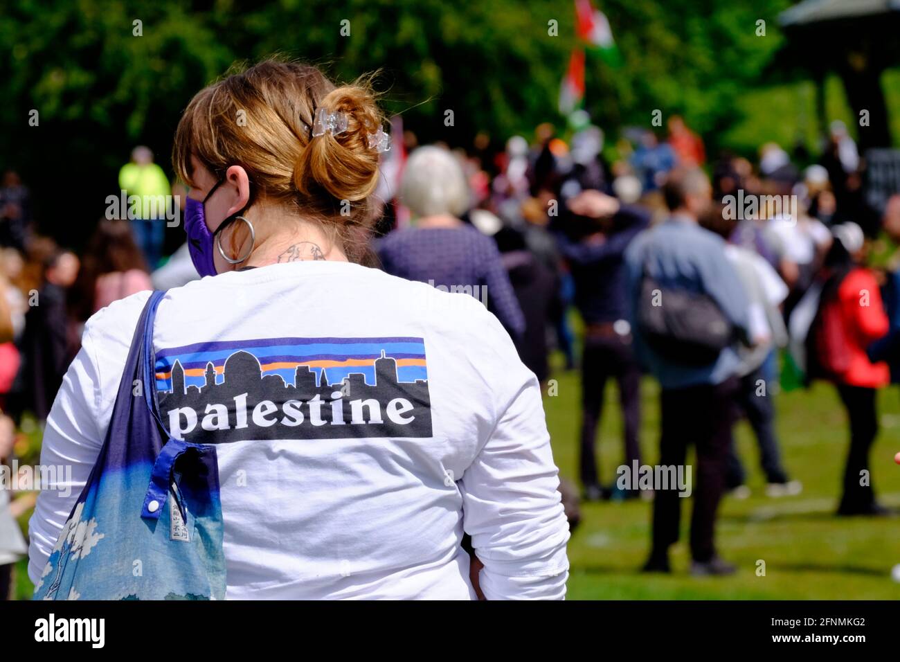 Pro Palestine Protest im Castle Park Bristol. Frau mit Palästina-T-Shirt Stockfoto