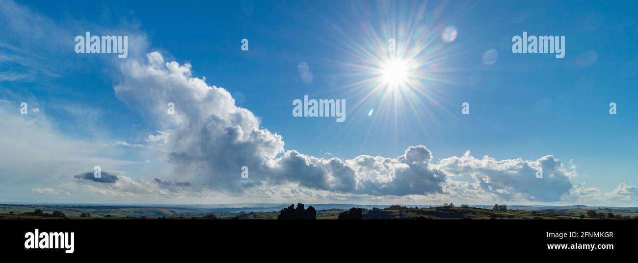 Besuch von Harborough Rocks mit herrlichem Blick auf Lake Carlington und die Windmühlen Stockfoto