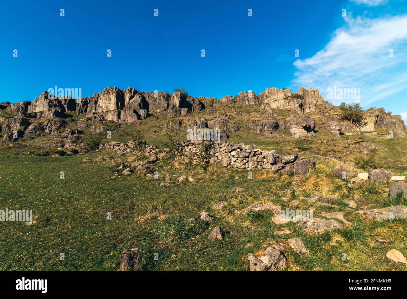 Besuch von Harborough Rocks mit herrlichem Blick auf Lake Carlington und die Windmühlen Stockfoto