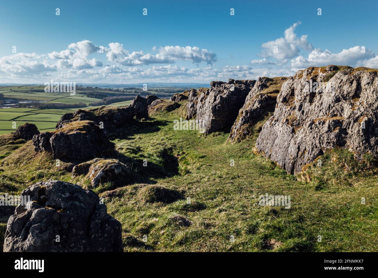 Besuch von Harborough Rocks mit herrlichem Blick auf Lake Carlington und die Windmühlen Stockfoto