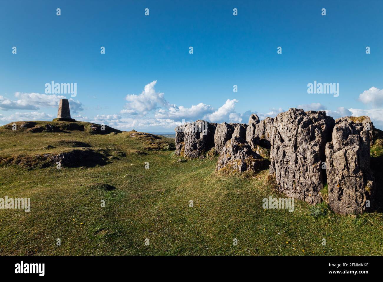 Besuch von Harborough Rocks mit herrlichem Blick auf Lake Carlington und die Windmühlen Stockfoto