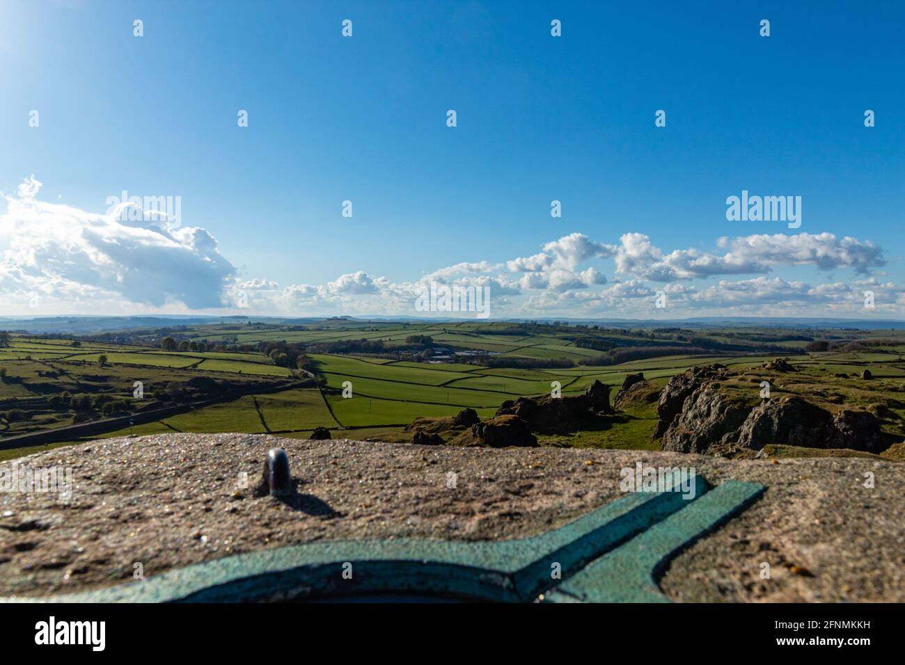 Besuch von Harborough Rocks mit herrlichem Blick auf Lake Carlington und die Windmühlen Stockfoto