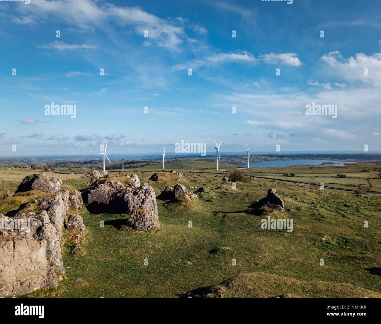 Besuch von Harborough Rocks mit herrlichem Blick auf Lake Carlington und die Windmühlen Stockfoto