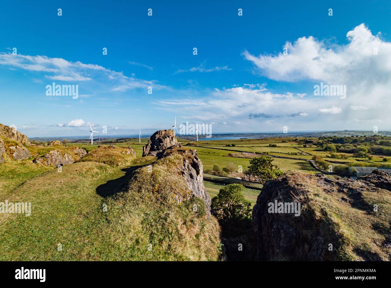 Besuch von Harborough Rocks mit herrlichem Blick auf Lake Carlington und die Windmühlen Stockfoto