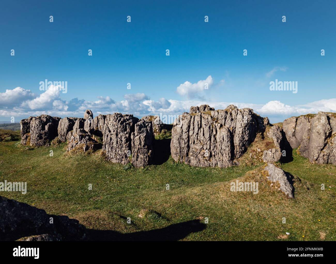 Besuch von Harborough Rocks mit herrlichem Blick auf Lake Carlington und die Windmühlen Stockfoto