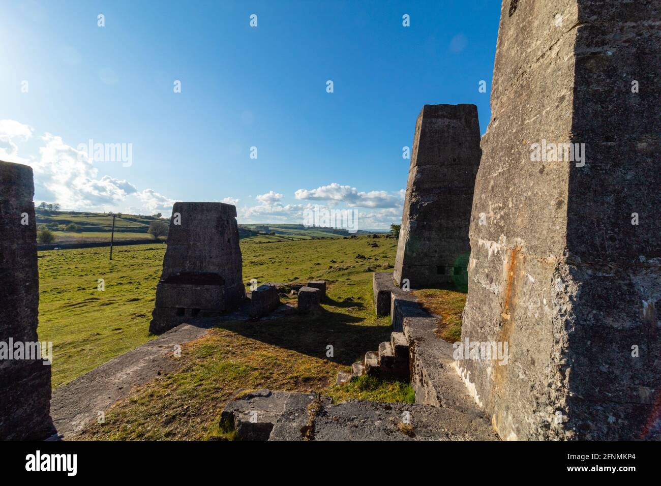 Besuch von Harborough Rocks mit herrlichem Blick auf Lake Carlington und die Windmühlen Stockfoto