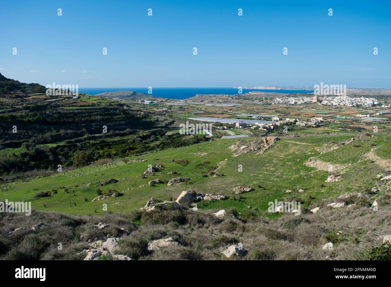 RABAT, MALTA - 13. Nov 2016: Blick auf die Landschaft und die landwirtschaftlichen Flächen entlang der Hügel Maltas, fotografiert von Victoria Lines an einem sonnigen Herbsttag, Stockfoto