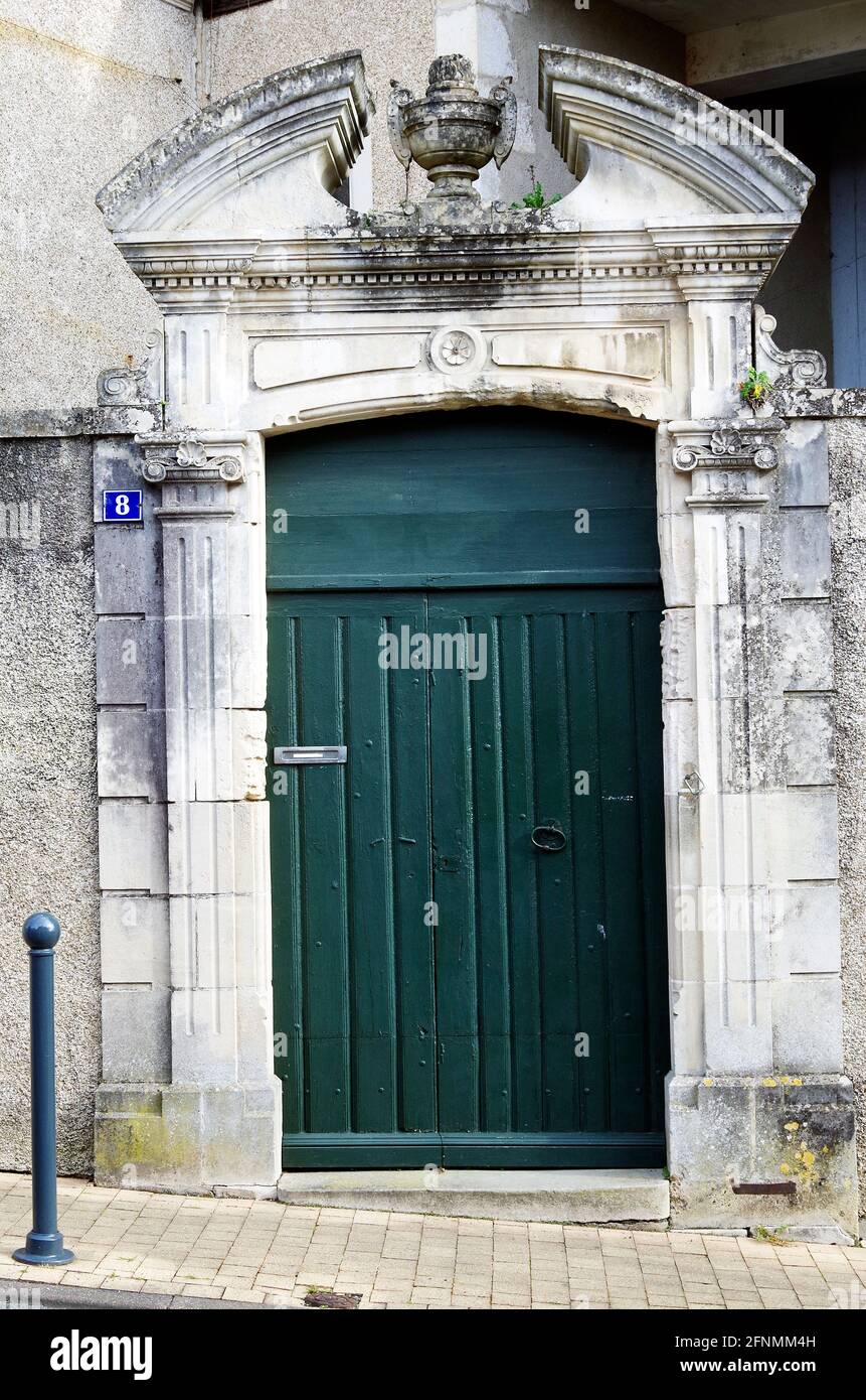 Sehr aufwendiges Steintor, mit einem gebogenen gebrochenen Giebel mit einer großen Schüssel, alles viel grrander und älter, als das eher gewöhnliche Haus dahinter Stockfoto