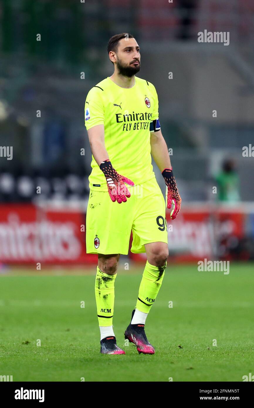 Gianluigi Donnarumma vom AC Mailand schaut während des Serie A Spiels zwischen AC Mailand und Cagliari Calcio. Das Match endet in einer Ziehung von 0-0. Stockfoto