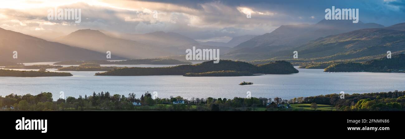 Loch Lomond Inseln, einschließlich Inchcailloch, Clairinsh und aber Isle, und Ben Lomond in der Ferne - Blick vom Duncryne Hill, Gartocharn, Schottland Stockfoto