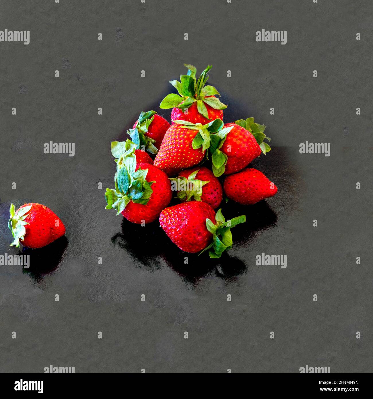 Erdbeeren Isoliert. Leuchtend rote Erdbeeren auf schwarzem Hintergrund. Stockbild. Stockfoto