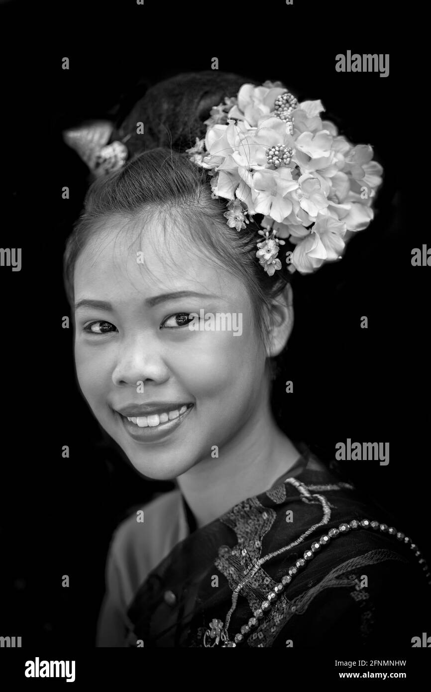 Schwarz-Weiß-Porträt eines thailändischen Mädchens mit Blumen im Haar. Thailand Südostasien. Schwarzweißfotografie Stockfoto