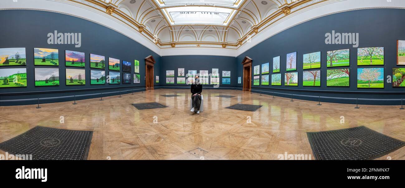 London, Großbritannien. 18 Mai 2021. Ein Panorama von Mitarbeitern der Galerie, die bei der Vorschau von „David Hockney: Die Ankunft des Frühlings, Normandie, 2020“ in der Royal Academy of Arts in Piccadilly posieren. Das neue Werk von David Hockney RA zeichnet die Entwicklung und den Verlauf des Frühlings in der Normandie nach und zeigt die Arbeiten, die zu Beginn der Coronavirus-Pandemie entstanden sind. Die zum ersten Mal ausgestellte Ausstellung findet vom 23. Mai bis zum 26. September 2021 statt. Kredit: Stephen Chung / Alamy Live Nachrichten Stockfoto