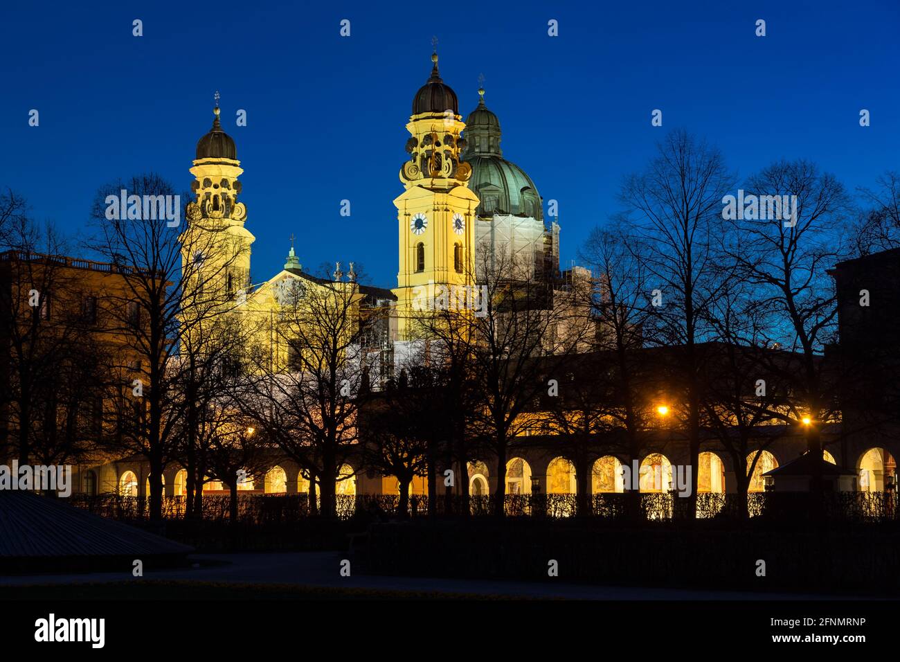 Beleuchtete barocke theatinerkirche bei Nacht, München, Bayern, Deutschland Stockfoto