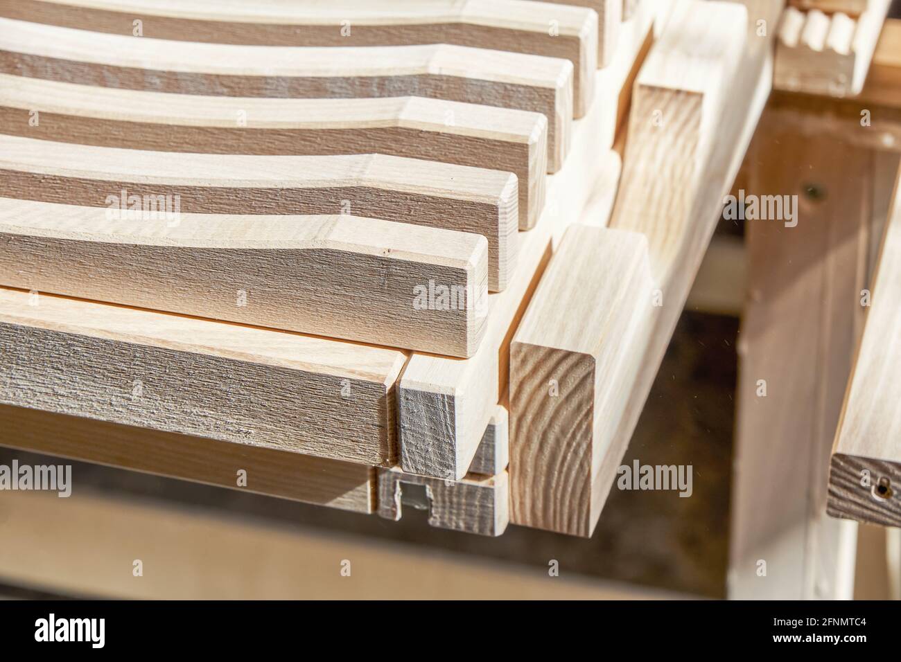 Stilvoller Geschirrtrocknungsständer aus leichter Massivholz-Esche Holz in der modernen Schreinerei extreme close view Stockfoto