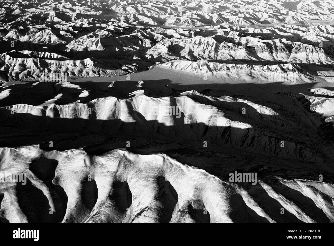 Himalaya-Gebirge, Luftaufnahme auf dem Hügel, Ladakh in Indien. Asien Berg Himalaya, blaue Winterlandschaft mit felsigen Hügel eine Schneekette. Wild n Stockfoto