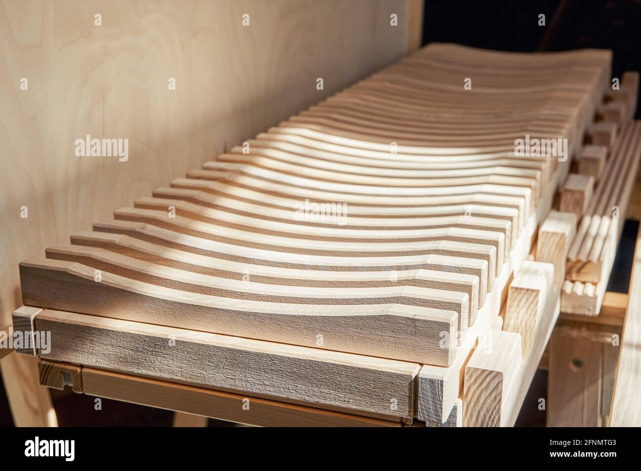 Stilvoller Geschirrtrocknungsständer aus leichter Massivholz-Esche Holz in der Nähe Sperrholz Schrank in der modernen Schreinerei Werkstatt extrem nah Anzeigen Stockfoto