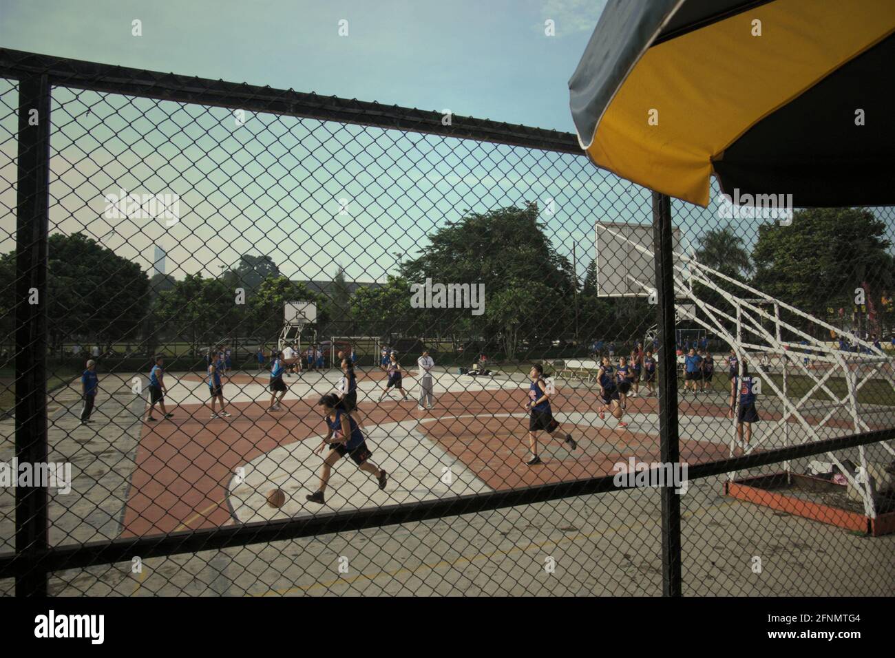 Ein Basketballfeld im Senayan Sports Complex (Gelora Bung Karno), Jakarta, Indonesien. Stockfoto
