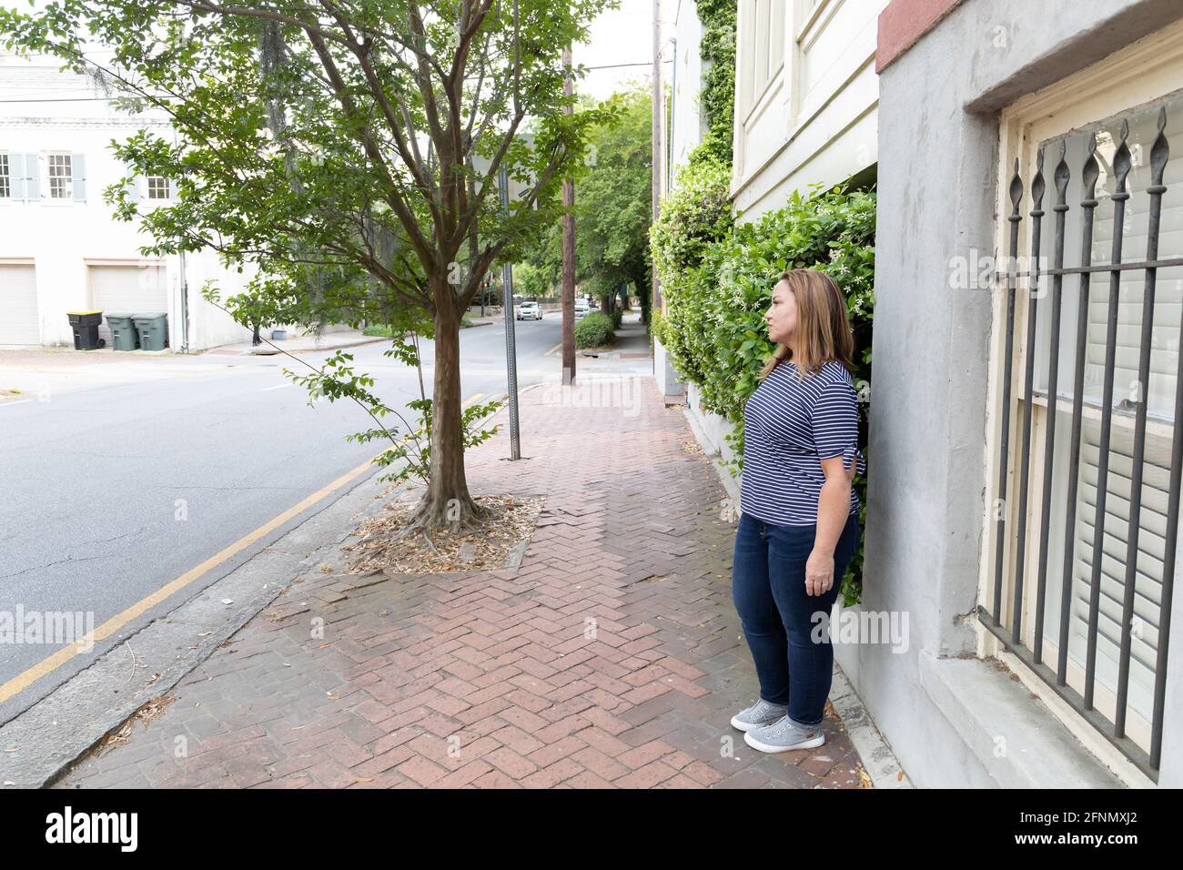 Eine alleinerziehende Frau in ihren 40er Jahren draußen in Savannah, Georgia, im Frühjahr Stockfoto