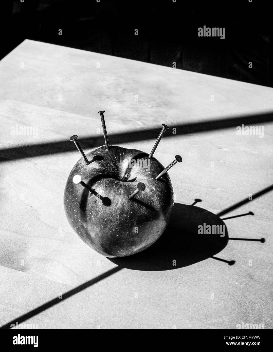 Modell des Coronavirus mit Apfel und Nägeln Stockfoto