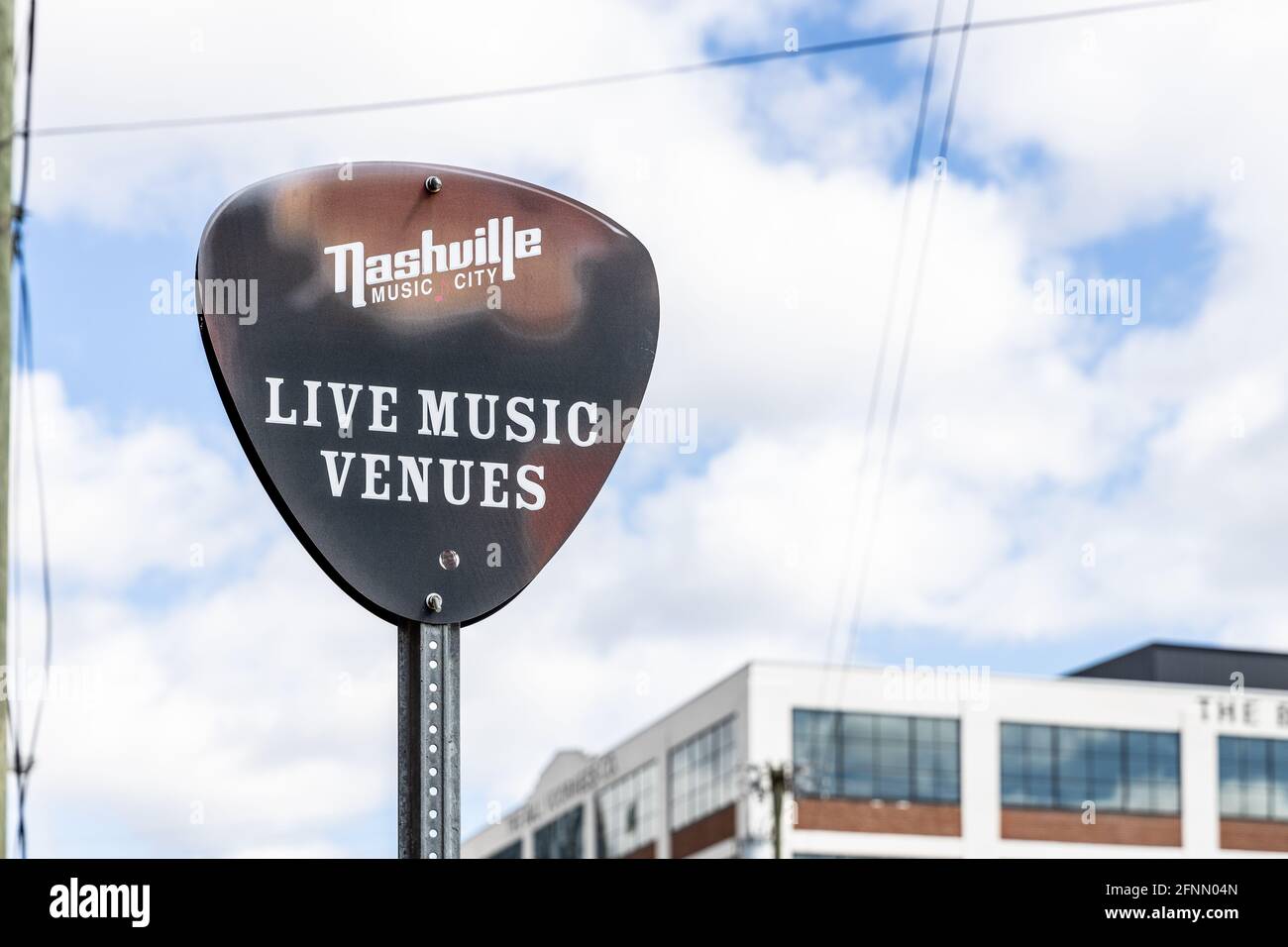 Ein Schild in Form eines Gitarrenspiels, das die Live-Musik-Locations in der Innenstadt von Nashville wirbt. Stockfoto