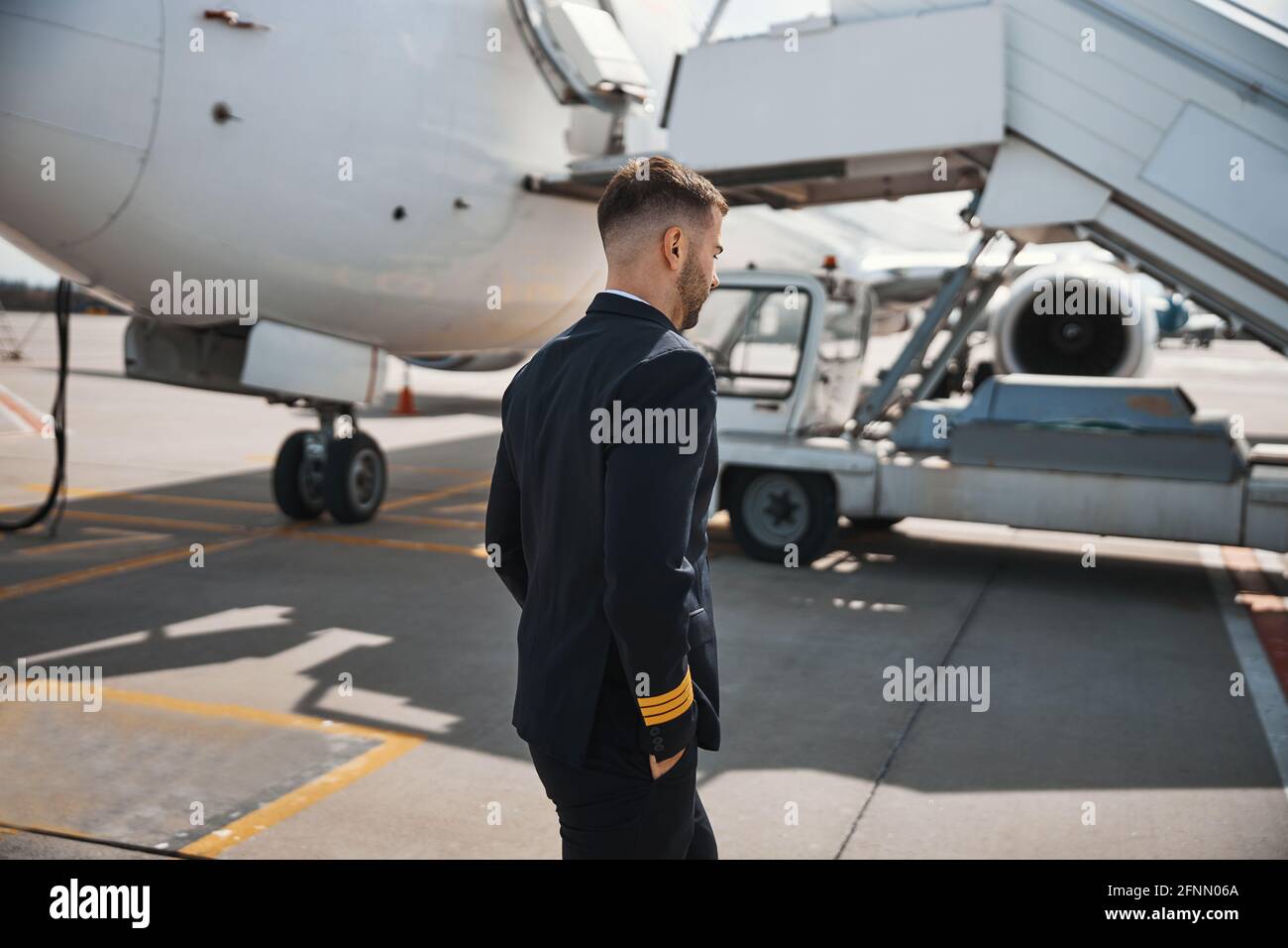 Pilot zu Fuß weg zu Lufttreppen des Flugzeugs Stockfoto