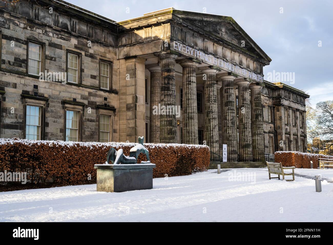 Scottish National Gallery of Modern Art One in Snow, mit Bronze-Skulptur Reclining Figure (1951) von Henry Moore vor, Edinburgh, Schottland, Großbritannien Stockfoto