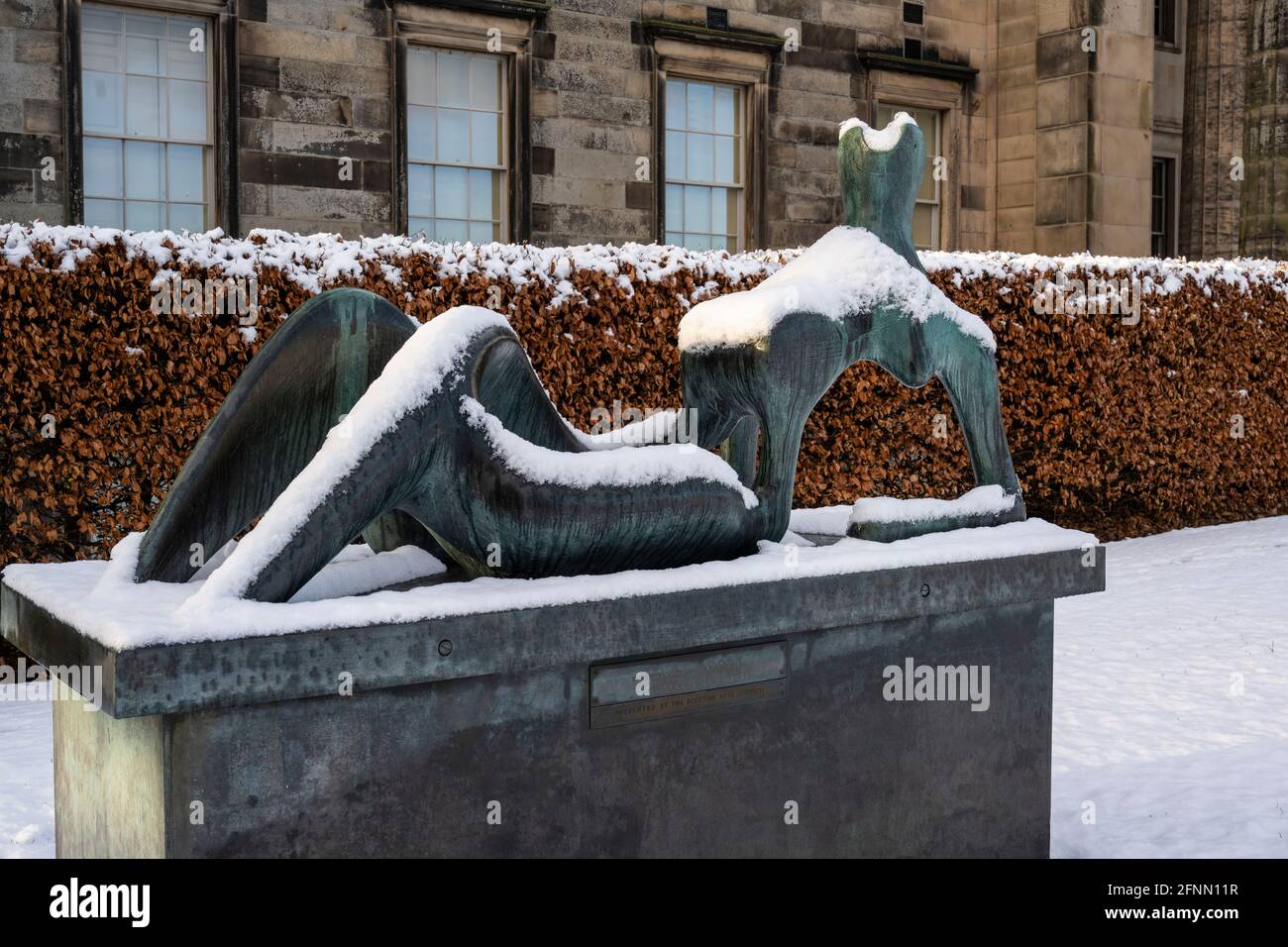 Bronzeskulptur Reclining Figure (1951) von Henry Moore in der Scottish National Gallery of Modern Art One in Snow, Edinburgh, Schottland, Großbritannien Stockfoto