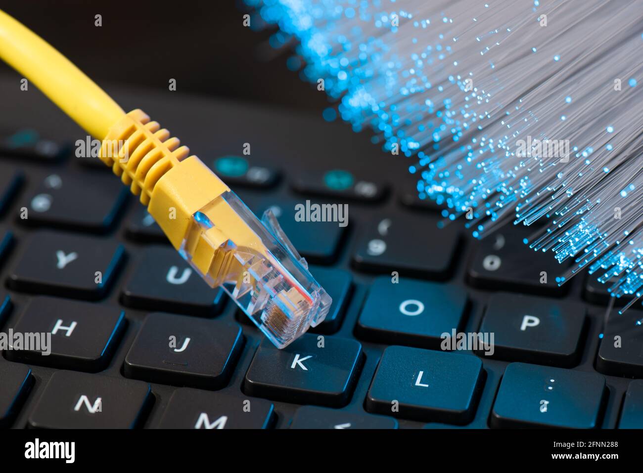 Internetkabel, RJ-45-Stecker auf Laptop-Tastatur. High-Speed-Glasfaser-Internet-Konzept Stockfoto Internetkabel, RJ-45-Stecker auf Laptop-Tastatur. High-Speed-Glasfaser-Internet-Konzept Stockfoto