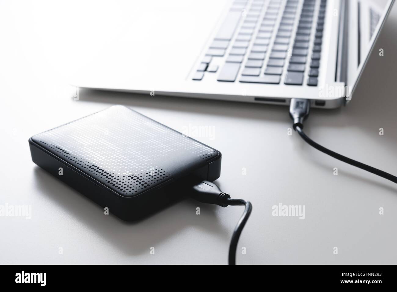 Externe USB-Festplatte, Festplatte an Laptop angeschlossen Stockfoto